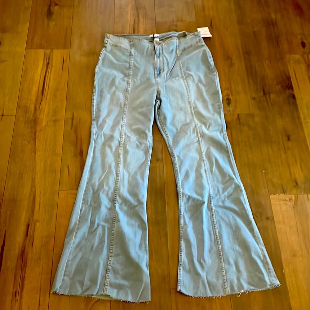 Forever 21 brand new bell bottom frayed jeans
